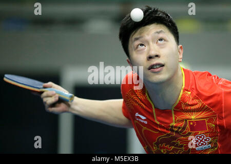 Londres, Royaume-Uni. Feb 22, 2018. Ma Long, de la concurrence de la Chine contre Emmanuel Lebesson de France à la ronde 1 lors de la Coupe du monde par l'ITTF à la boîte de cuivre Arena à Londres, Angleterre le 22 février 2018. La Chine a gagné 3-0. Crédit : Tim Irlande/Xinhua/Alamy Live News Banque D'Images