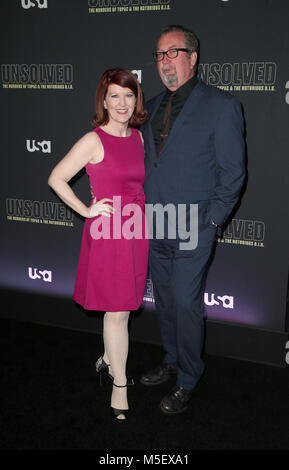 HOLLYWOOD, CA - le 22 février : Kate Flannery, Chris Haston, pour Premiere de USA Network's 'sans solution : l'Assassinat de Tupac et The Notorious B.I.G." à l'Avalon à Hollywood le 22 février 2018. Credit : Faye Sadou/MediaPunch Banque D'Images