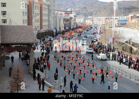 Zhangjiakou, province de Hebei en Chine. Feb 23, 2018. Les gens font la danse Yangge à Chongli District de Zhangjiakou Ville, Province de Hebei en Chine du nord, le 23 février 2018. Plus de 25 troupes de Yangge participer aux célébrations au début de la nouvelle année chinoise Luan. Credit : Zhang Gang/Xinhua/Alamy Live News Banque D'Images