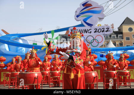 Zhangjiakou, province de Hebei en Chine. Feb 23, 2018. Les gens font la danse Yangge à Chongli District de Zhangjiakou Ville, Province de Hebei en Chine du nord, le 23 février 2018. Plus de 25 troupes de Yangge participer aux célébrations au début de la nouvelle année chinoise Luan. Credit : Zhang Gang/Xinhua/Alamy Live News Banque D'Images