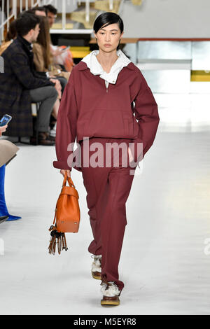 Milan, Italie. Feb 23, 2018. La femme de Milan Fashion Week automne hiver 2019. Milano Moda Donna, automne hiver 2019. Tod's Fashion Show Photo : Crédit Photo : Modèle indépendant Agence/Alamy Live News Banque D'Images