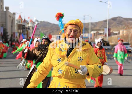 Zhangjiakou, province de Hebei en Chine. Feb 23, 2018. Les gens font la danse Yangge à Chongli District de Zhangjiakou Ville, Province de Hebei en Chine du nord, le 23 février 2018. Plus de 25 troupes de Yangge participer aux célébrations au début de la nouvelle année chinoise Luan. Credit : Zhang Gang/Xinhua/Alamy Live News Banque D'Images