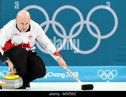 Pyeongchang, Corée du Sud. Feb 23, 2018. Le Canadien Kevin Koe livre concurrence au cours du match pour la médaille de bronze de curling masculin contre la Suisse lors des Jeux Olympiques d'hiver de PyeongChang 2018 au Centre de curling Gangneung, Gangneung, Corée du Sud, le 23 février 2018. Le Canada a perdu 5:7. Credit : Ma Ping/Xinhua/Alamy Live News Banque D'Images