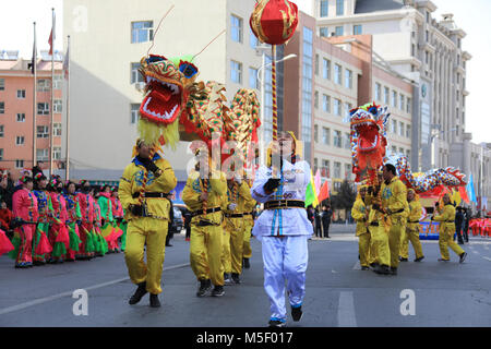 Zhangjiakou, province de Hebei en Chine. Feb 23, 2018. Les gens font la danse Yangge à Chongli District de Zhangjiakou Ville, Province de Hebei en Chine du nord, le 23 février 2018. Plus de 25 troupes de Yangge participer aux célébrations au début de la nouvelle année chinoise Luan. Credit : Zhang Gang/Xinhua/Alamy Live News Banque D'Images