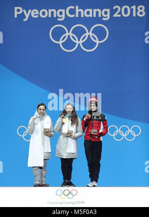 Pyeongchang, Corée du Sud. Feb 23, 2018. L'athlète olympique médaillé d'or de Russie Alina Zagitova (C), médaillé d'argent aux Jeux Olympiques de Russie Evgenia Medvedeva (L) et médaillé de bronze, Kaetlyn Osmond posent pour des photos au cours d'une cérémonie de remise de médailles de vêtements de patinage artistique unique du patinage artistique à l'occasion des Jeux Olympiques d'hiver de PyeongChang 2018 Médaille au Plaza, PyeongChang, Corée du Sud, le 23 février 2018. Credit : Bai Xuefei/Xinhua/Alamy Live News Banque D'Images