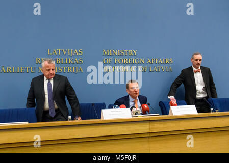 Riga, Lettonie. 22 Février, 2018. Conférence de presse au Ministère letton des affaires étrangères - Sous-secrétaire d'Etat américain John J. Sullivan et Edgars RINKEVICS, Ministre letton des affaires étrangères. Banque D'Images