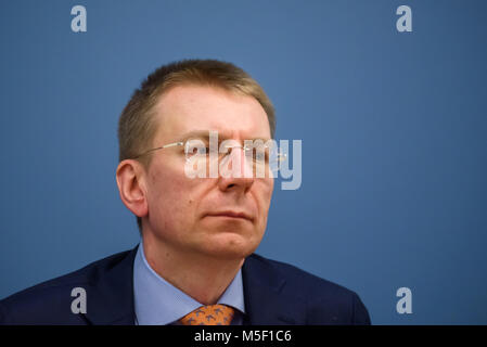 Riga, Lettonie. 22 Février, 2018. Conférence de presse au Ministère letton des affaires étrangères - Sous-secrétaire d'Etat américain John J. Sullivan et Edgars RINKEVICS, Ministre letton des affaires étrangères. Banque D'Images