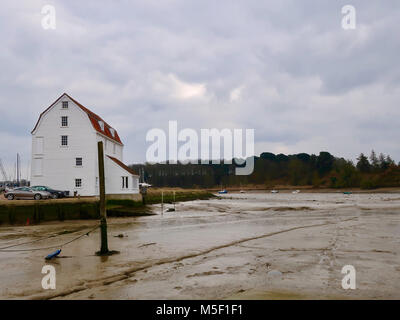 Woodbridge, Royaume-Uni. 23 Février, 2018. UK Météo : ciel couvert matin froid sombre de la rivière Deben à Woodbridge, Suffolk. Credit : Angela Chalmers/Alamy Live News Banque D'Images