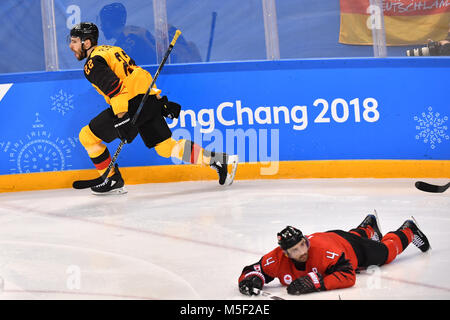 Gangneung, Corée du Sud. Feb 23, 2018. L'Allemagne Matthias Plachta (l) célèbre son 0:2 but à la demi-finale de hockey sur glace Le hockey à Kwandong Centre à Gangneung, Corée du Sud, 23 février 2018. Canada's Chris Lee se trouve sur la glace. Crédit : Peter Kneffel/dpa/Alamy Live News Banque D'Images