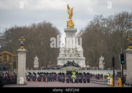 Westminster, London, UK. 23 février 2018. Courageux touristes amèrement froid vent pour regarder l'évolution de la Garde côtière des cérémonies à St James's Palace et le palais de Buckingham. 1er bataillon Irish Guards mars au palais de Buckingham pour la cérémonie de changement. Credit : Malcolm Park/Alamy Live News. Banque D'Images