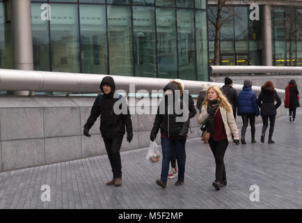 Londres, Royaume-Uni. Feb 23, 2018. Météo France : terne et nuageux day à Londres en tant que personnes habiller chaudement contre le vent froid.Larby Keith crédit/Alamy Live News Banque D'Images