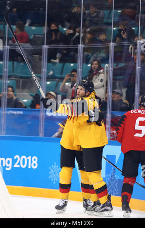 Gangneung, Corée du Sud. Feb 23, 2018. L'Allemagne Frank Mauer (c) célèbre son 0:3 but avec son coéquipier Marcel Goc (l) à la demi-finale de hockey sur glace Le hockey à Kwandong Centre à Gangneung, Corée du Sud, 23 février 2018. Le Chay Genoway (r) se dresse sur la glace. Crédit : Daniel Karmann/dpa/Alamy Live News Banque D'Images