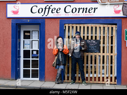 Jedburgh, Scottish Borders, au Royaume-Uni. 22 Février, 2018. Spectateurs attendre le début de l'Handba, la plupart des magasins de leur conseil pour windows la Handba. L'assemblée annuelle de la main jeu Ba' à la frontière écossaise ville de Jedburgh a lieu chaque année le jeudi après l'Fastern E'en. Il a été joué pendant des siècles et ses orgins se perdent dans la nuit des temps, la tradition est parfois attribuée à 1548 lorsqu'une partie de la récupération de l'Écossais, le château de Ferniehirst ame est Crédit : Troy GO images/Alamy Live News Banque D'Images