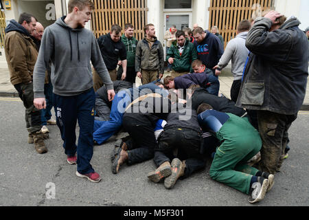 Jedburgh, Scottish Borders, au Royaume-Uni. 22 Février, 2018. L'un des jeux de mens. L'assemblée annuelle de la main jeu Ba' à la frontière écossaise ville de Jedburgh a lieu chaque année le jeudi après l'Fastern E'en. Il a été joué pendant des siècles et ses orgins se perdent dans la nuit des temps, la tradition est parfois attribuée à 1548 lorsqu'une partie de la récupération de l'Écossais, le château de Ferniehirst ame est beaucoup plus ancienne. Troy : crédit GO images/Alamy Live News Banque D'Images