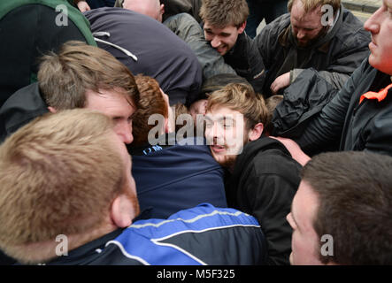 Jedburgh, Scottish Borders, au Royaume-Uni. 22 Février, 2018. L'un des jeux de mens. L'assemblée annuelle de la main jeu Ba' à la frontière écossaise ville de Jedburgh a lieu chaque année le jeudi après l'Fastern E'en. Il a été joué pendant des siècles et ses orgins se perdent dans la nuit des temps, la tradition est parfois attribuée à 1548 lorsqu'une partie de la récupération de l'Écossais, le château de Ferniehirst ame est beaucoup plus ancienne. Troy : crédit GO images/Alamy Live News Banque D'Images