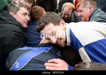 Jedburgh, Scottish Borders, au Royaume-Uni. 22 Février, 2018. L'un des jeux de mens. L'assemblée annuelle de la main jeu Ba' à la frontière écossaise ville de Jedburgh a lieu chaque année le jeudi après l'Fastern E'en. Il a été joué pendant des siècles et ses orgins se perdent dans la nuit des temps, la tradition est parfois attribuée à 1548 lorsqu'une partie de la récupération de l'Écossais, le château de Ferniehirst ame est beaucoup plus ancienne. Troy : crédit GO images/Alamy Live News Banque D'Images