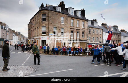 Jedburgh, Scottish Borders, au Royaume-Uni. 22 Février, 2018. La Ba est jeté dans l'un des jeux de garçons, qui sont beaucoup plus rapides que les jeux Mens mais non moins rugueux. L'assemblée annuelle de la main jeu Ba' à la frontière écossaise ville de Jedburgh a lieu chaque année le jeudi après l'Fastern E'en. Il a été joué pendant des siècles et ses orgins se perdent dans la nuit des temps, la tradition est parfois attribuée à 1548 lorsqu'une partie de la récupération de l'Écossais, le château de Ferniehirst Crédit : Troy GO images/Alamy Live News Banque D'Images