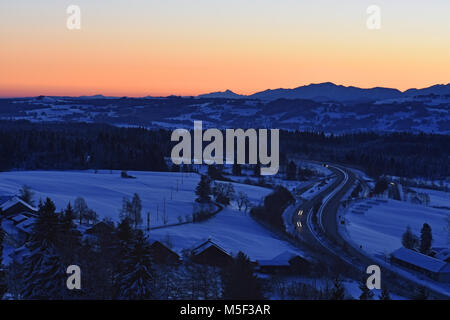 Dawn colorés sur les Alpes en hiver avec la route fédérale B12 dans la région de l'Allgaeu. La Bavière, Allemagne Banque D'Images