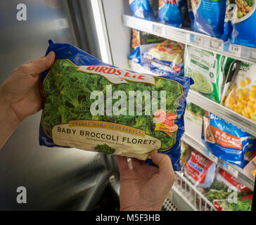 Un client choisit un paquet de Pinnacle Foods marque Birds Eye des fleurons de brocoli congelé congélateur dans un supermarché à New York le Mercredi, Février 21, 2018. (© Richard B. Levine) Banque D'Images