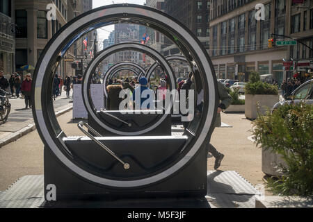 Les visiteurs du Garment District à New York s'amuser avec la nouvelle exposition d'art interactif 'boucle' le Samedi, Février 17, 2018. Six cylindres alimenté par les participants d'un levier de pompage créer un film d'animation avec de la musique sur la circonférence inspiré par zoetropes du 19e siècle. Créé par une équipe de Canadiens, 'boucle' a été présentée pour la première fois à Montréal en 2016 et sera présentée dans la place publique dans le quartier de Garment jusqu'au 31 mars. (© Richard B. Levine) Banque D'Images