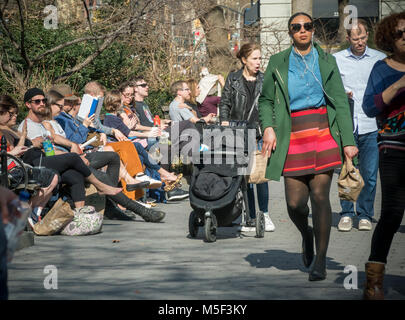 Les visiteurs de Madison Square Park, à New York le Mercredi, Février 21, 2018 profitez de l'hiver exceptionnellement doux. Les températures devraient aller dans la partie supérieure de années 70 donnant un aperçu du printemps. (Â© Richard B. Levine) Banque D'Images