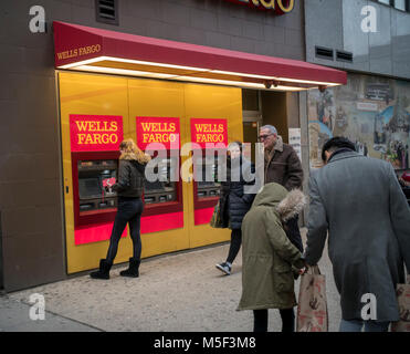 Une femme utilise un distributeur de Wells Fargo, à New York, le samedi 17 février, 2018. La Wells Fargo commissaires aux comptes, KPMG devrait publier un rapport sur les contrôles internes autour de Mars 1. (© Richard B. Levine) Banque D'Images