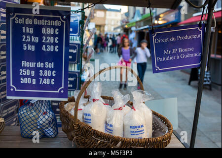 Guérande, France. Stand touristique dans le marché traditionnel avec du sel sur la vente. Banque D'Images