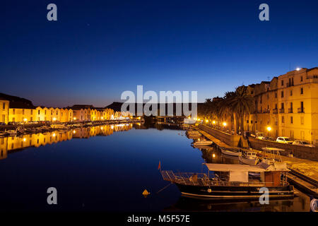 La vision de nuit village de Bosa en Sardaigne du pont Banque D'Images