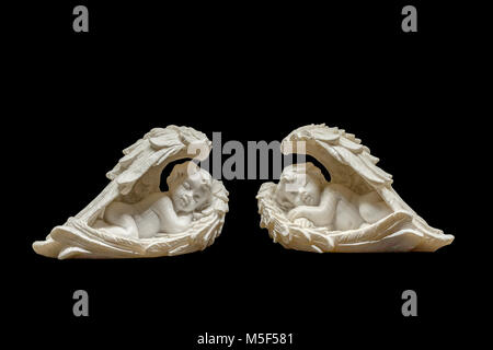 Deux petits anges dorment à l'intérieur de leurs ailes Banque D'Images
