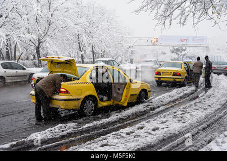 Téhéran, Iran - janvier 28, 2018 dans les taxis jaunes rue sur jour de neige Banque D'Images