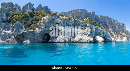Panorama de bleu de la mer et la côte rocheuse dans le golfe d'Orosei Sardaigne Italie Banque D'Images