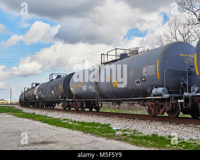 Railroad ou wagons-citernes du train en attente sur une voie de garage dans le Montgomery, en Alabama, USA, cours de CSX. Banque D'Images