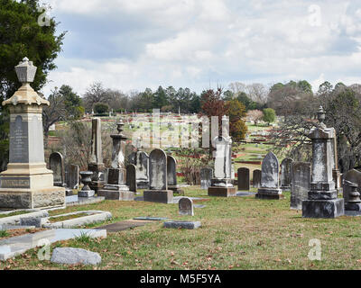 Vieux cimetière Oakwood avec stèles, pierres tombales et monuments créé au début des années 1800, pour toutes les religions à Montgomery, Alabama, USA. Banque D'Images