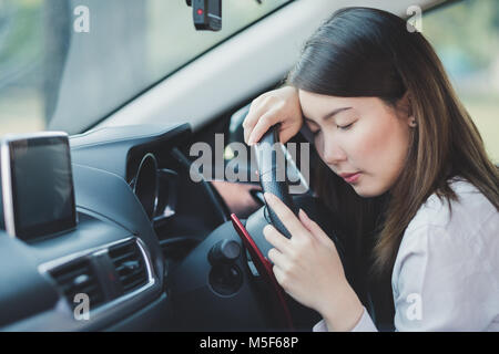 Jeune femme se sentir jugé et dormir dans une voiture Banque D'Images