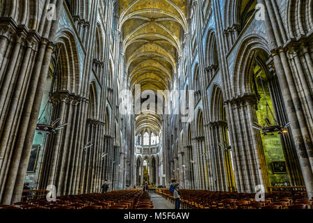 L'intérieur gothique et la nef de la Cathédrale de Rouen à Rouen France avec ses hauts plafonds et voûtes Banque D'Images