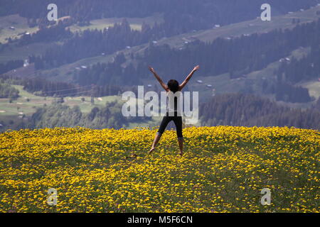 Une fille entre les fleurs Banque D'Images