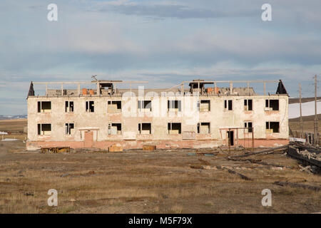 Chukotski Shmidta, région, la Russie - Règlement Shmidta, le 5 juillet 2017 : les vieilles maisons jetées par les gens Banque D'Images