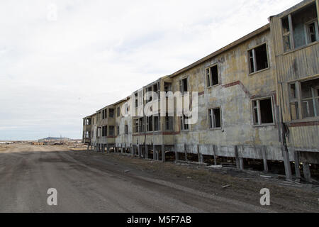 Chukotski Shmidta, région, la Russie - Règlement Shmidta, le 5 juillet 2017 : les vieilles maisons jetées par les gens Banque D'Images