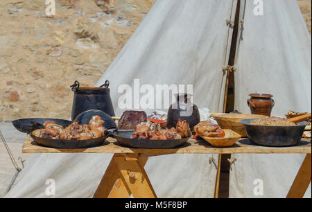 Porc frit knuckles sur des plaques de métal. Une cuisine allemande traditionnelle. Banque D'Images