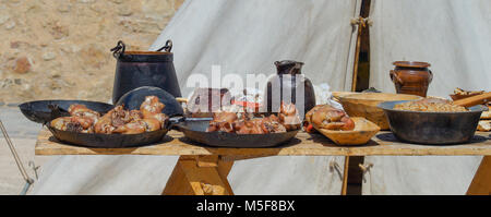 Porc frit knuckles sur des plaques de métal. Une cuisine allemande traditionnelle. Banque D'Images