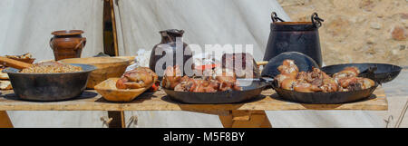 Porc frit knuckles sur des plaques de métal. Une cuisine allemande traditionnelle. Banque D'Images