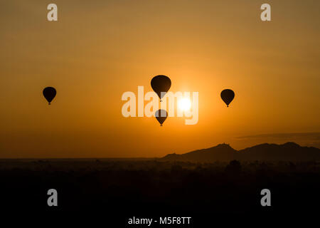 BAGAN, Myanmar, le 2 janvier 2018 : sunrise pittoresque avec de nombreux ballons à air chaud au-dessus de Bagan au Myanmar. Banque D'Images