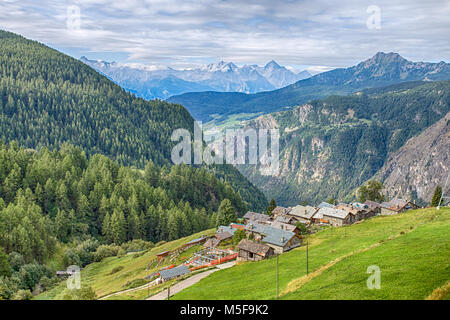 Vue aérienne du village pittoresque de chamois, au Val D'aoste, Italie. Sa particularité est que les voitures ne sont pas autorisées dans le village. Banque D'Images