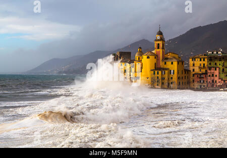 L'Église et de l'onde à Camogli, Gênes (Genova) province, Italie Banque D'Images