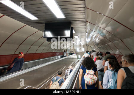Dans l'escalator de la station de métro bondé à İstanbul Turquie Banque D'Images