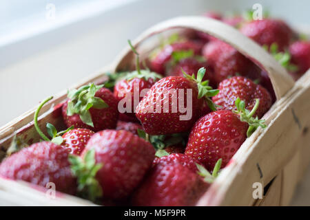 Fraises biologiques dans le panier en bois pour la vente ; Banque D'Images