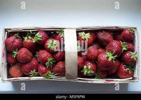 Fraises biologiques dans le panier en bois pour la vente ; Banque D'Images