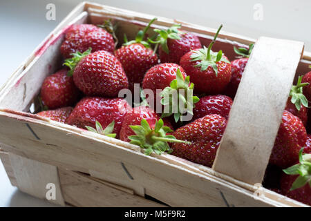 Fraises biologiques dans le panier en bois pour la vente ; Banque D'Images