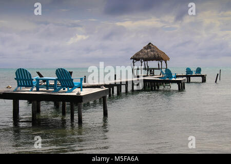 Caraïbes relaxant de voir des chaises longues en bois bleu vif. Banque D'Images