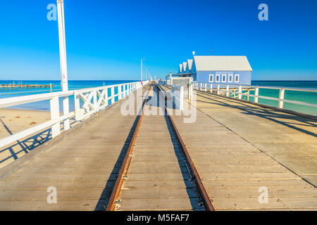 Busselton, Australie - Jan 1, 2018 point de vue : vue sur les voies de chemin de fer sur Busselton Jetty à Busselton, Australie de l'Ouest. La jetée est la plus longue jetée en bois dans le monde. Ciel bleu, l'espace de copie. Banque D'Images